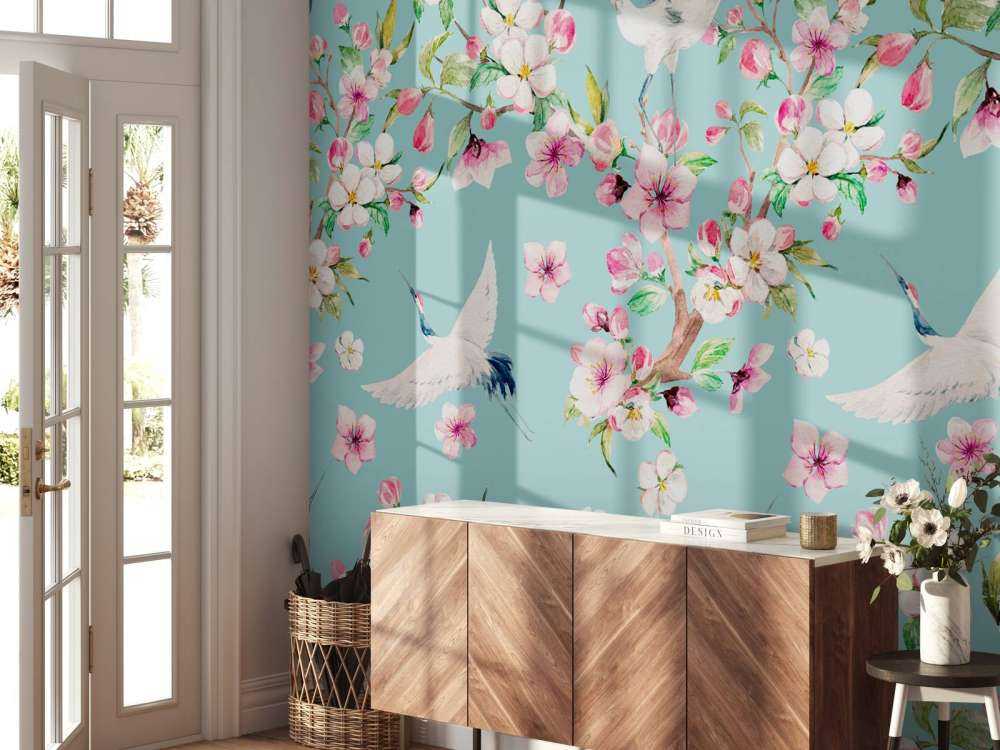 Kraniche zwischen rosa Blumen