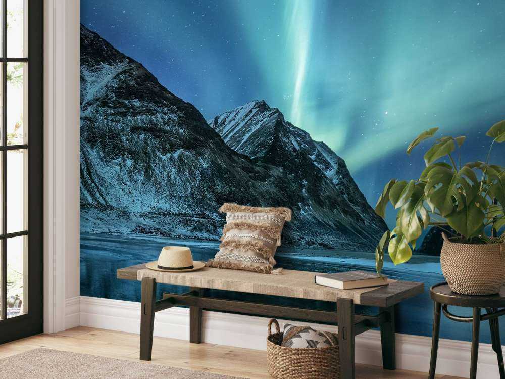 Grünes Nordlicht über den Bergen