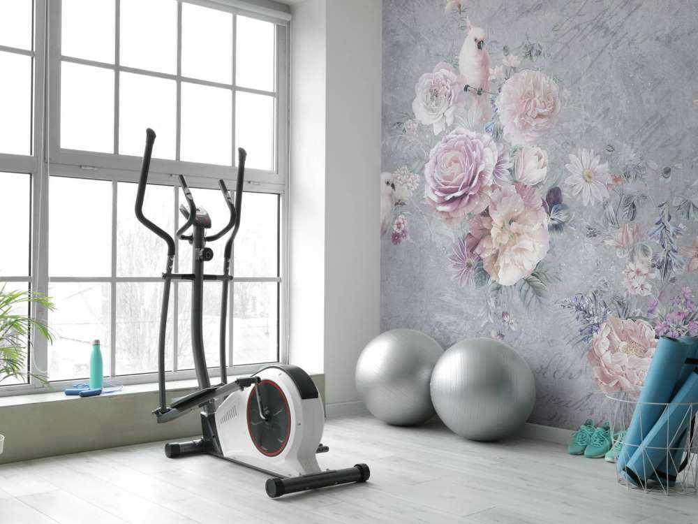 Papageien zwischen Blumen