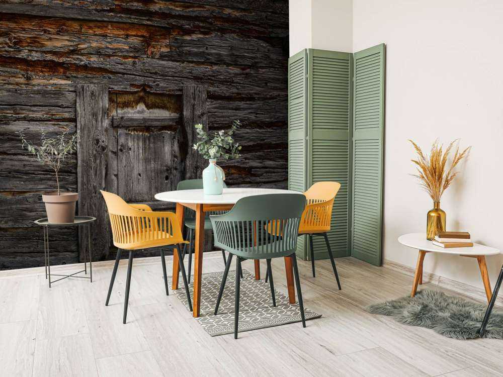 Dunkles Holz mit Tür