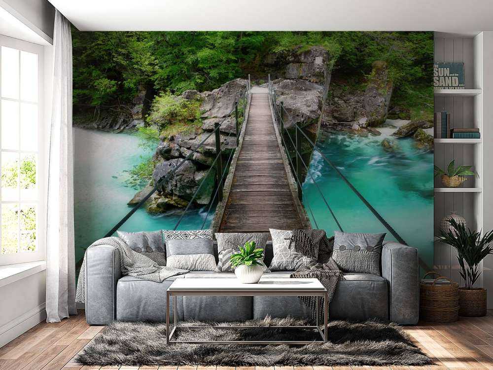Brücke über schönen blauen Fluss