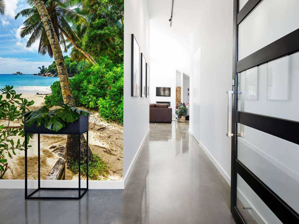 Strand zwischen den Palmen