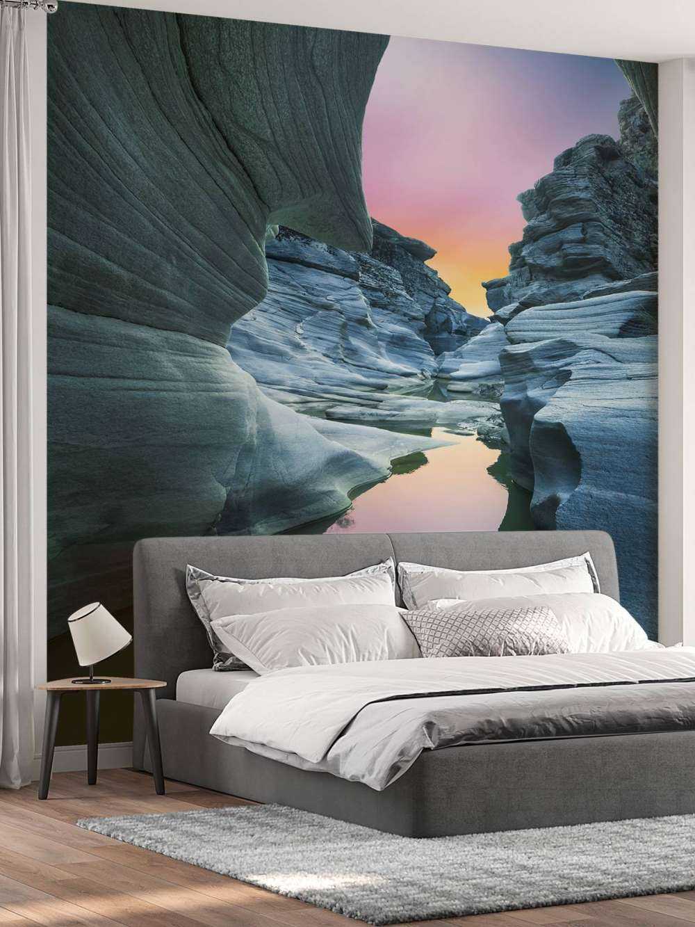 Höhle mit farbigem Himmel