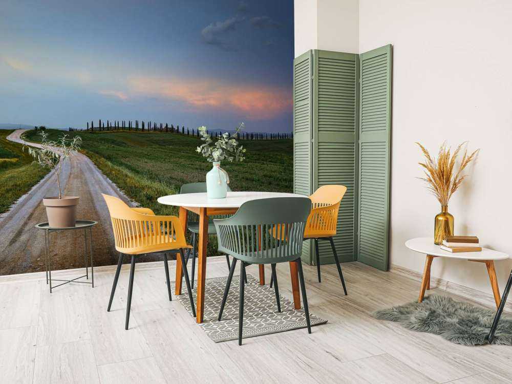 Straße durch italienische Landschaft