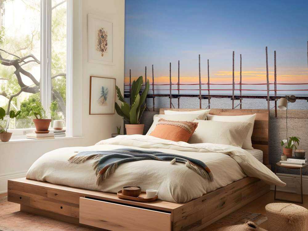 Langer Steg mit Holzpfosten