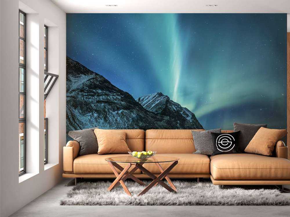 Grünes Nordlicht über den Bergen