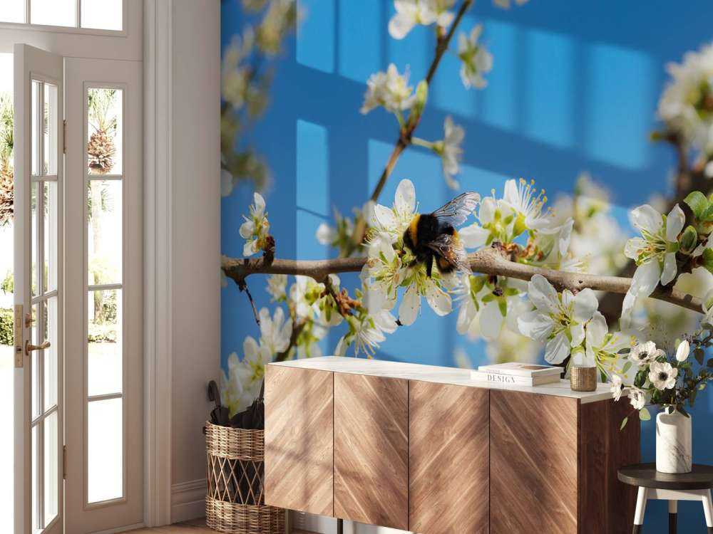 Hummel mit weißen Blüten