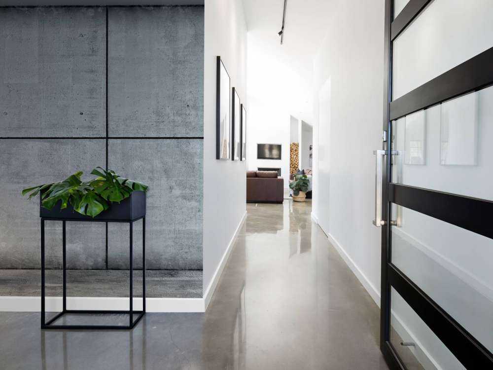 Betonwand mit Boxsack