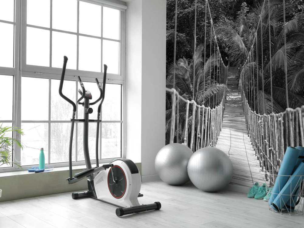 Hölzerne Brücke zwischen Palmen