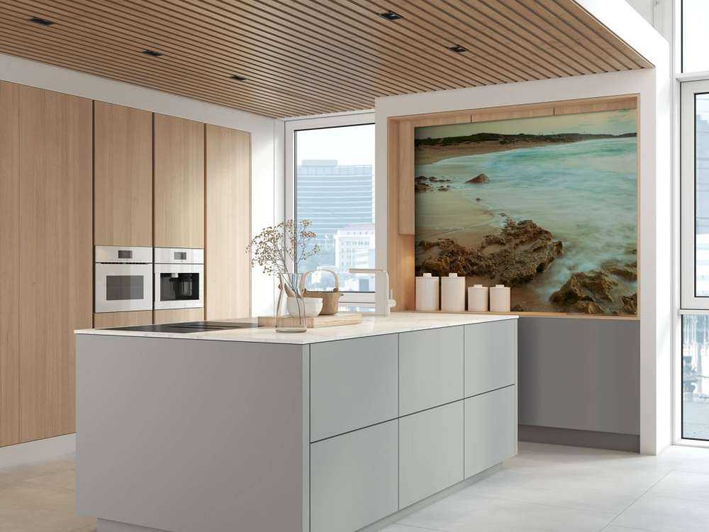 Ruhiger Strand mit Felsen