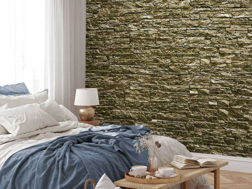 Mauer mit goldenen Steinen