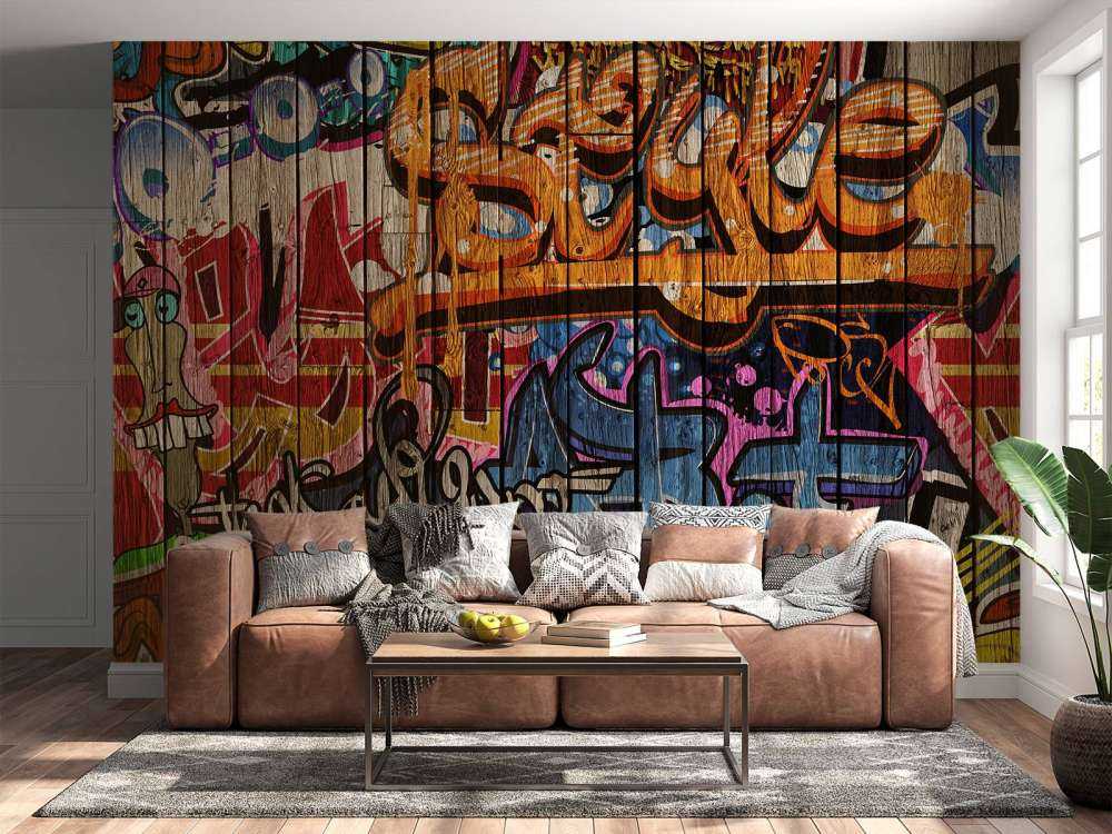 Graffiti mit Buchstaben auf Holz