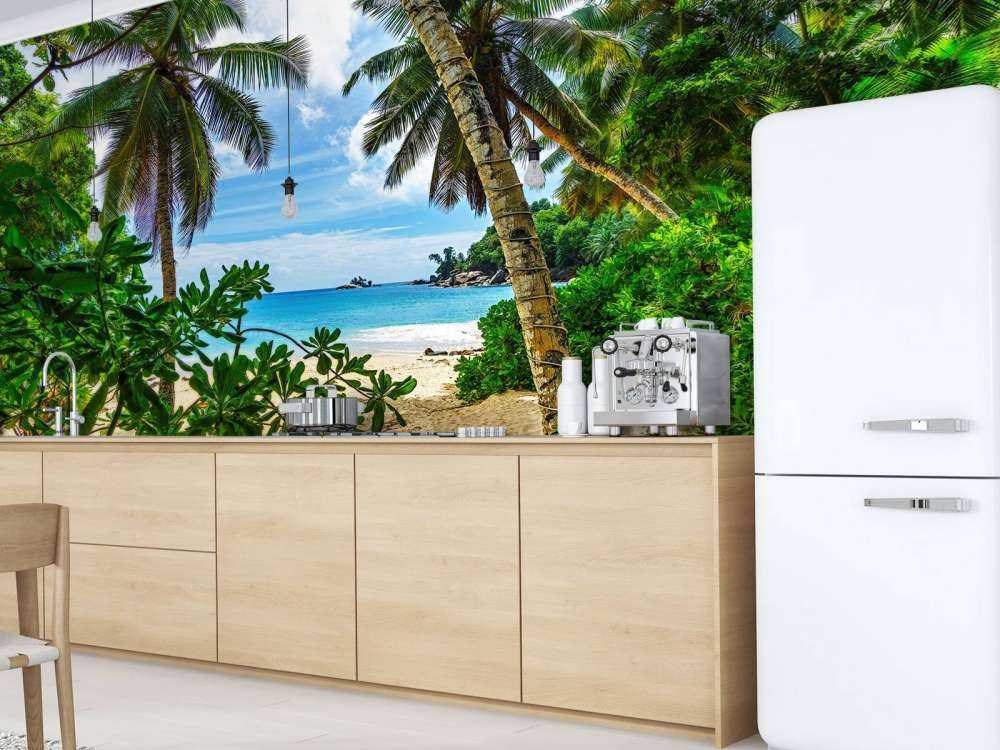 Strand zwischen den Palmen