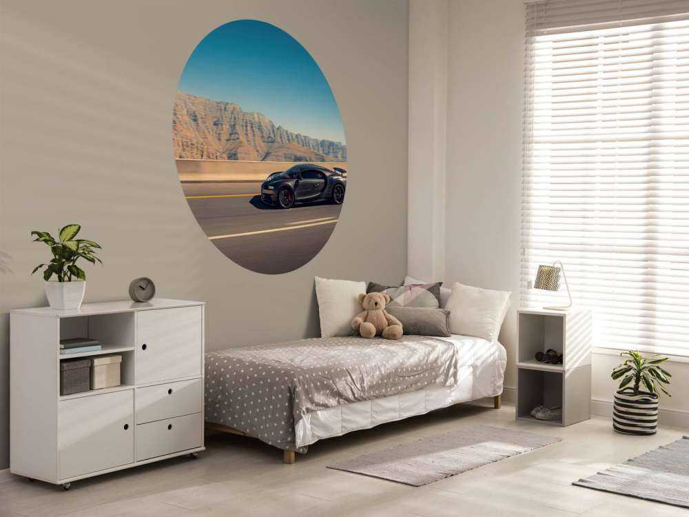 Hypercar gegen bergige Landschaft