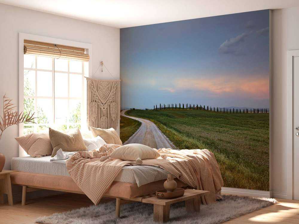 Straße durch italienische Landschaft