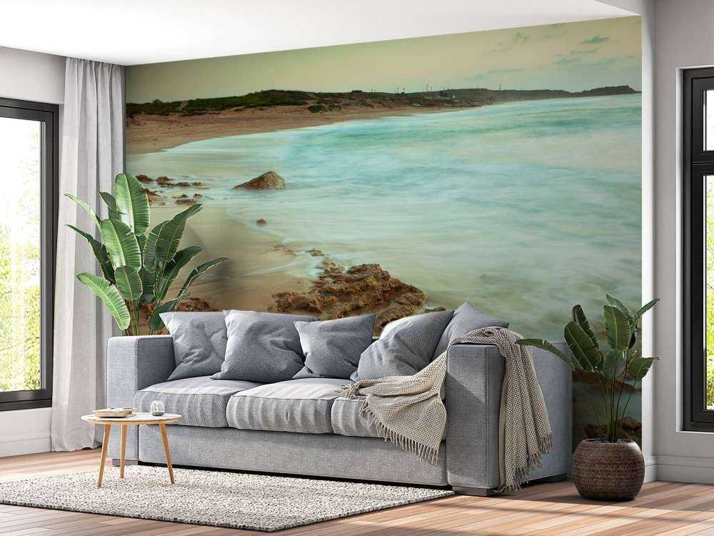 Ruhiger Strand mit Felsen