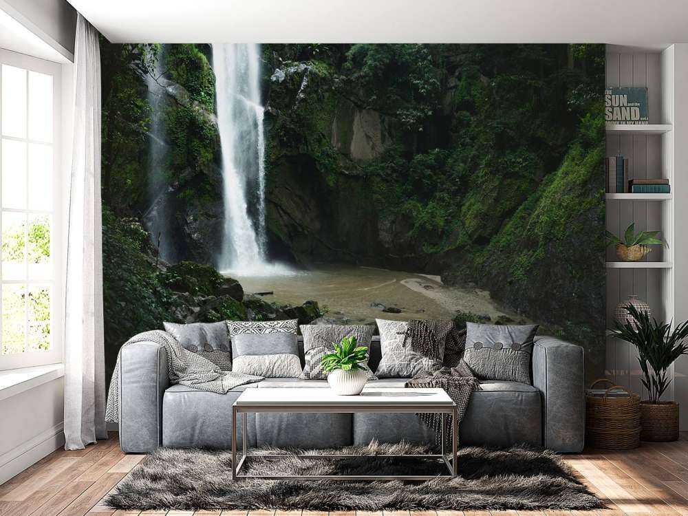 Wasserfall im tiefen Wald