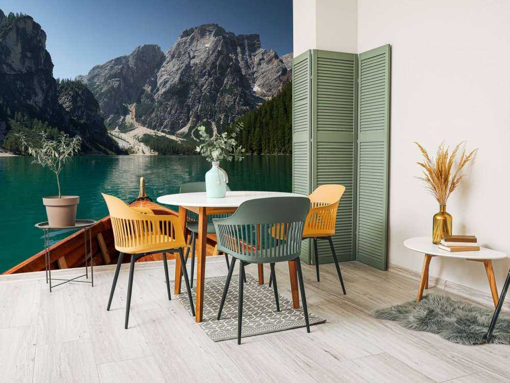Der Pragser Wildsee von einem Boot aus
