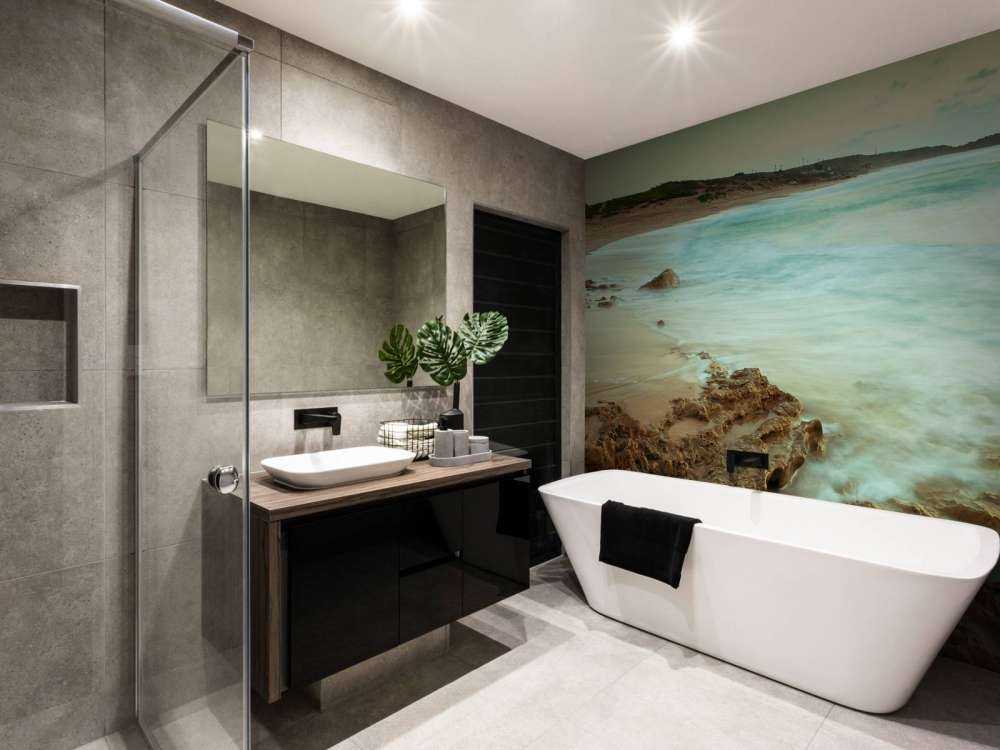 Ruhiger Strand mit Felsen