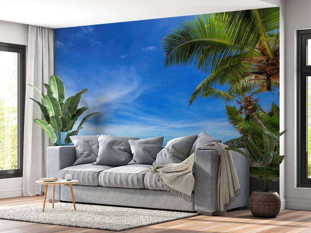 Tropischer Strand mit Palme