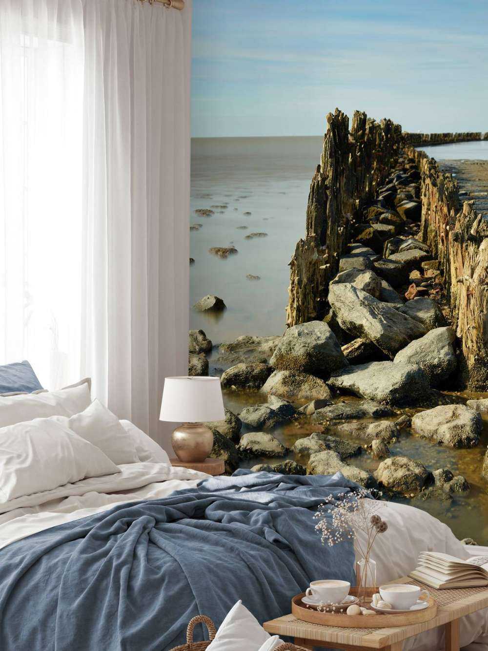 Wellenbrecher aus Holz und Stein