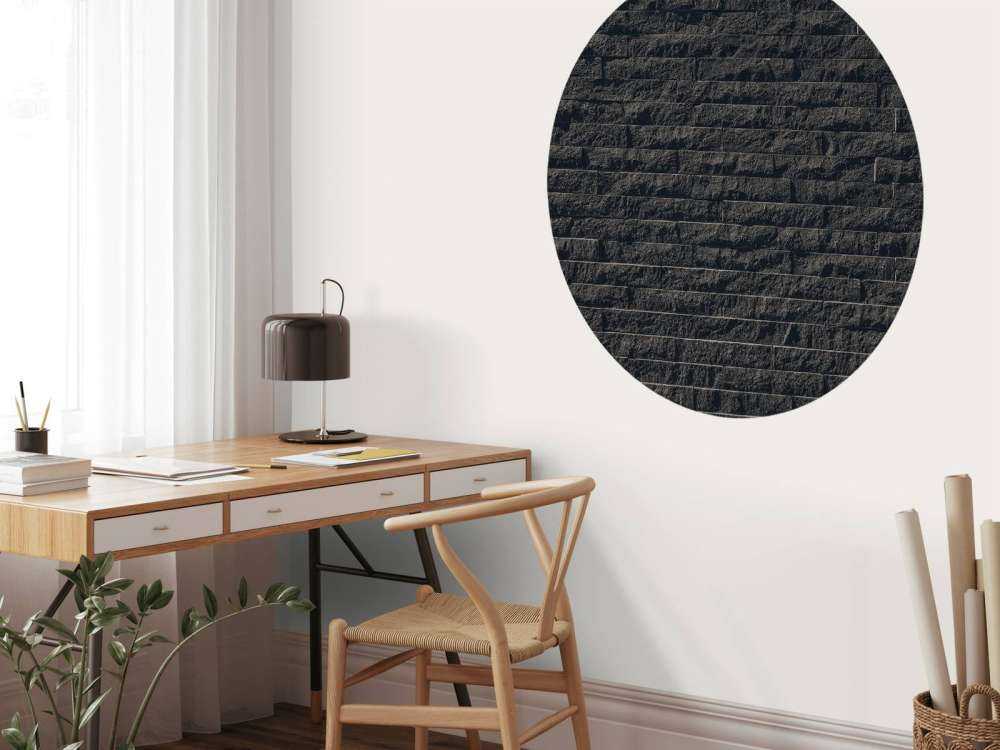 Mauer mit dunklen Steinen