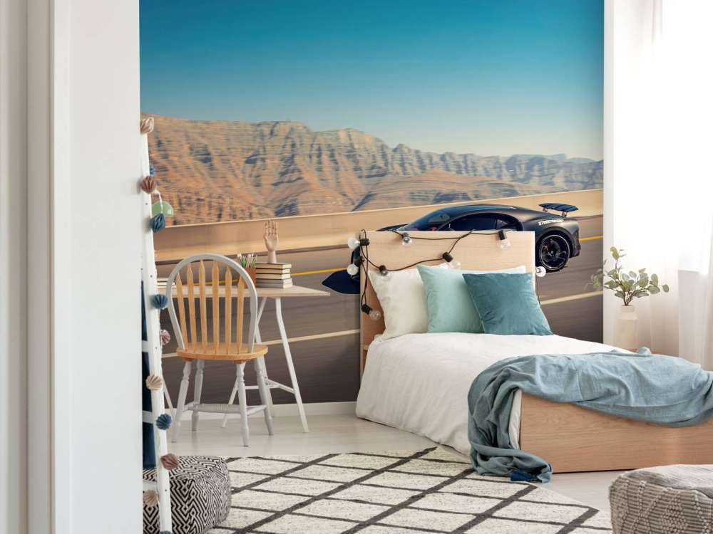 Hypercar gegen bergige Landschaft