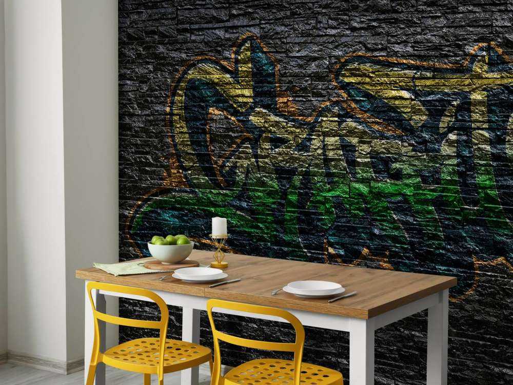 Graffiti auf schwarzen Steinen