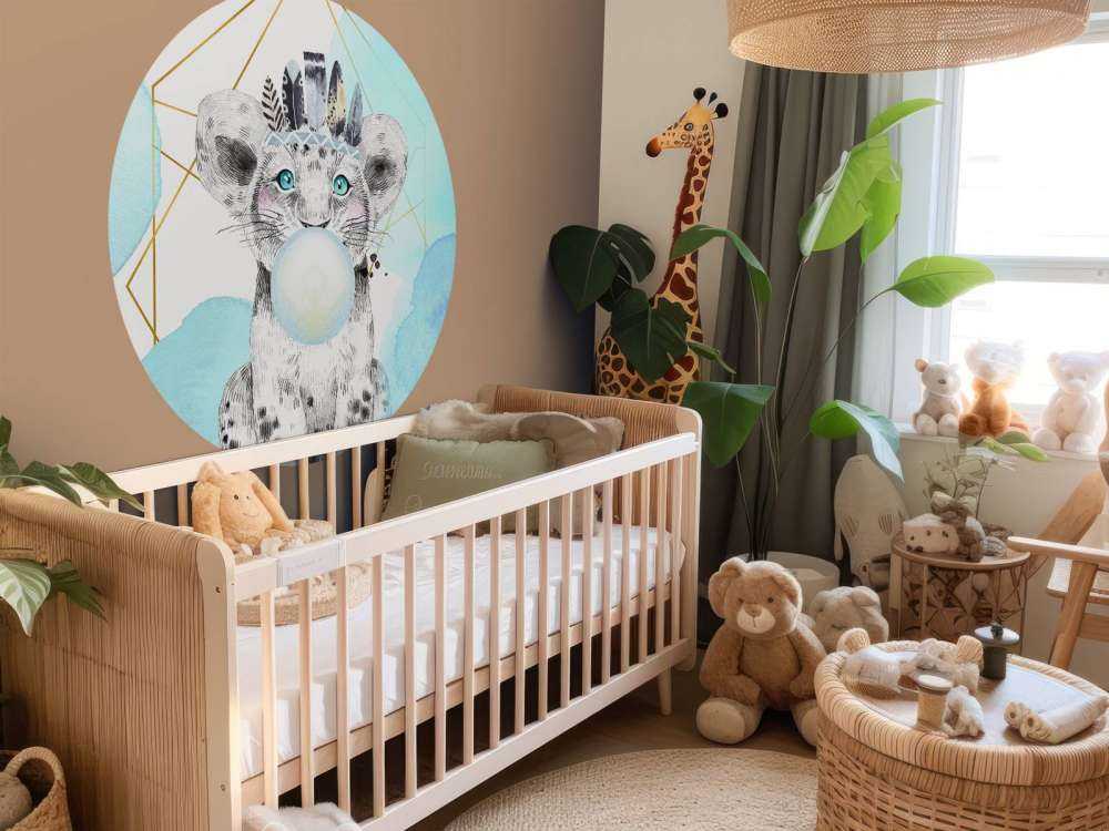 Indisches Löwenbaby mit Kaugummiglocke