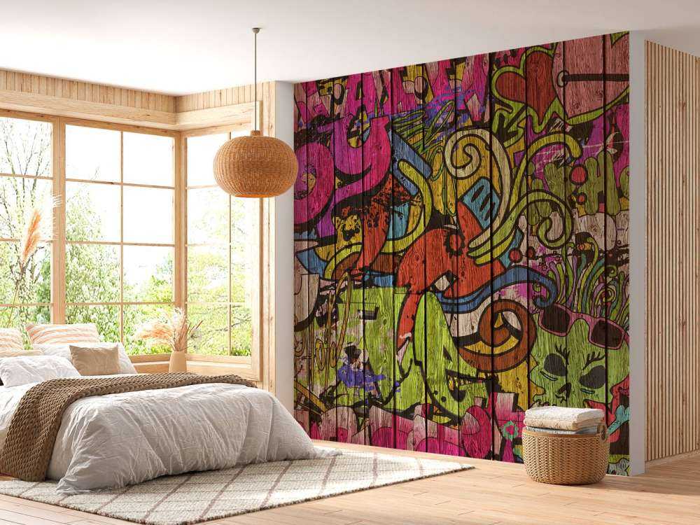 Straßengraffiti auf altem Holz