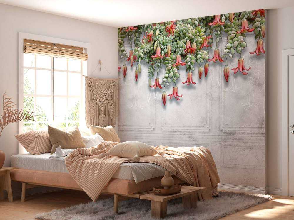 Exotische Blumen auf Beton