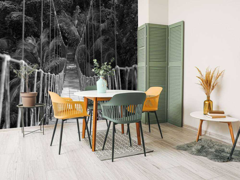 Hölzerne Brücke zwischen Palmen