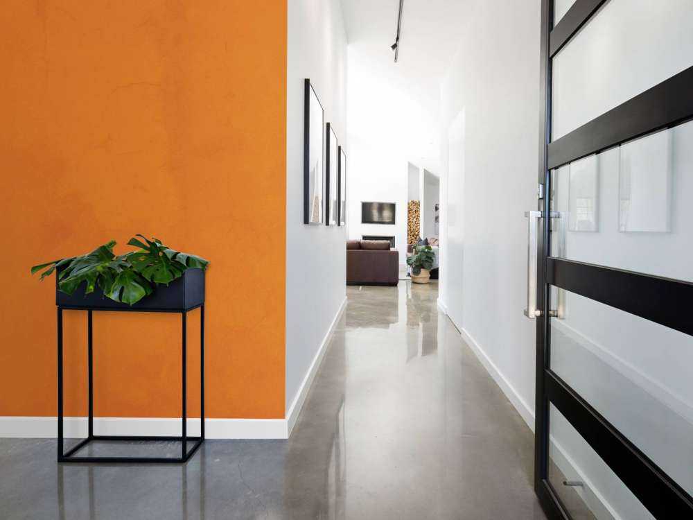 Alter orangefarbener Beton