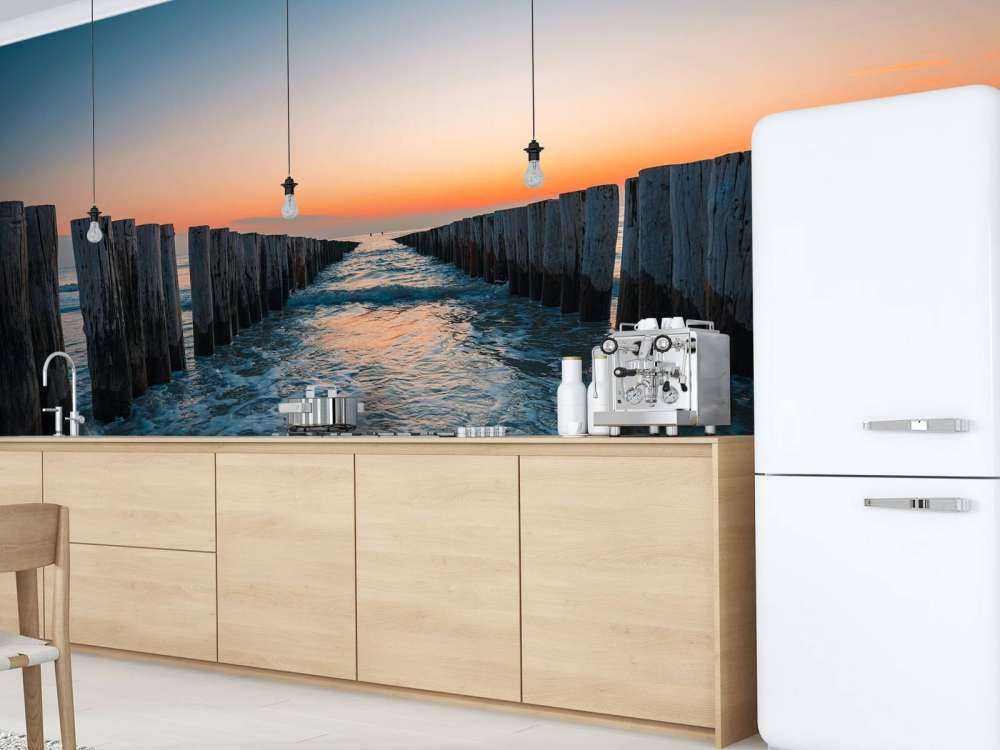 Wellenbrecher bei Sonnenuntergang