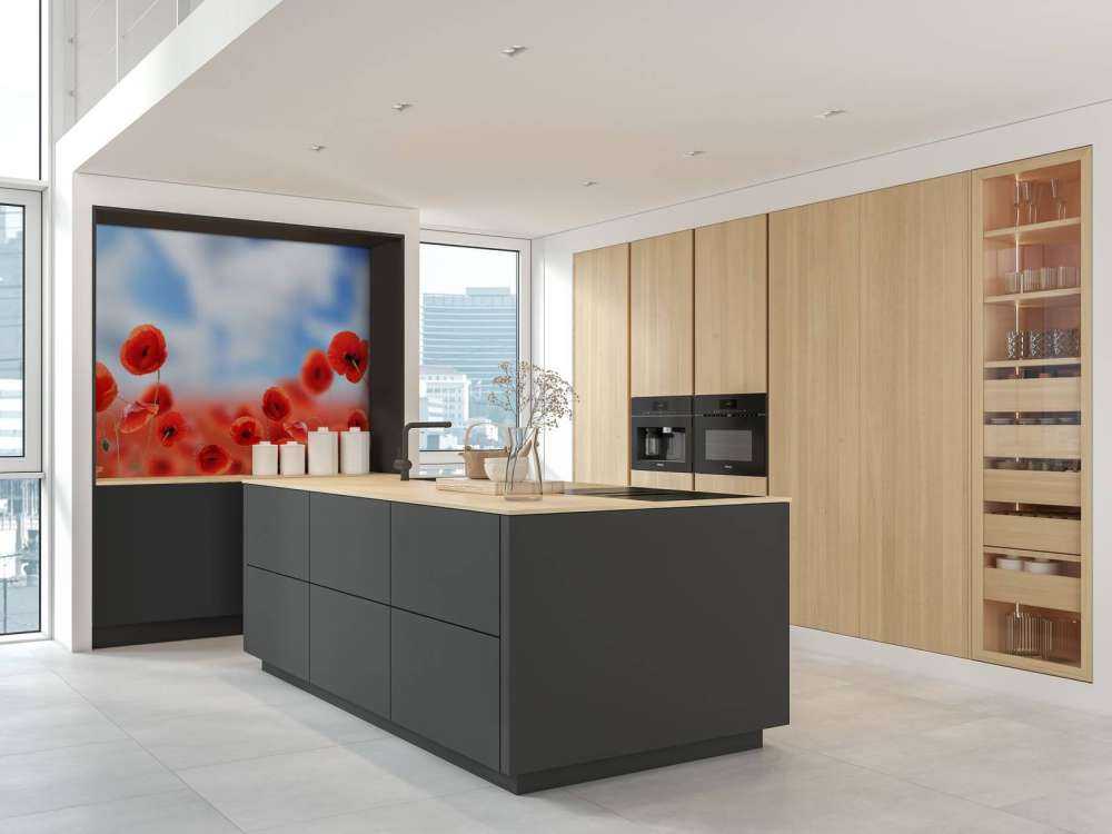 Blauer Himmel und rote Mohnblumen