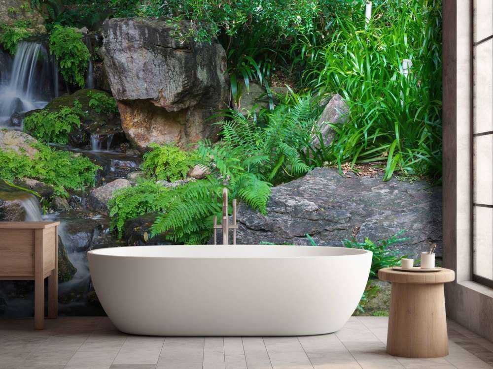 Wasserfall mit tropischen Pflanzen