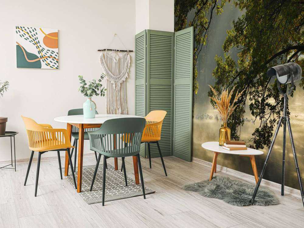 Überhängende Äste über dem Wasser