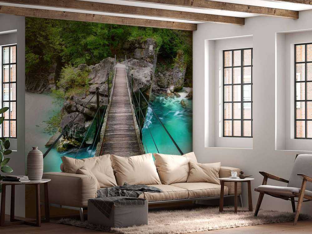 Brücke über schönen blauen Fluss