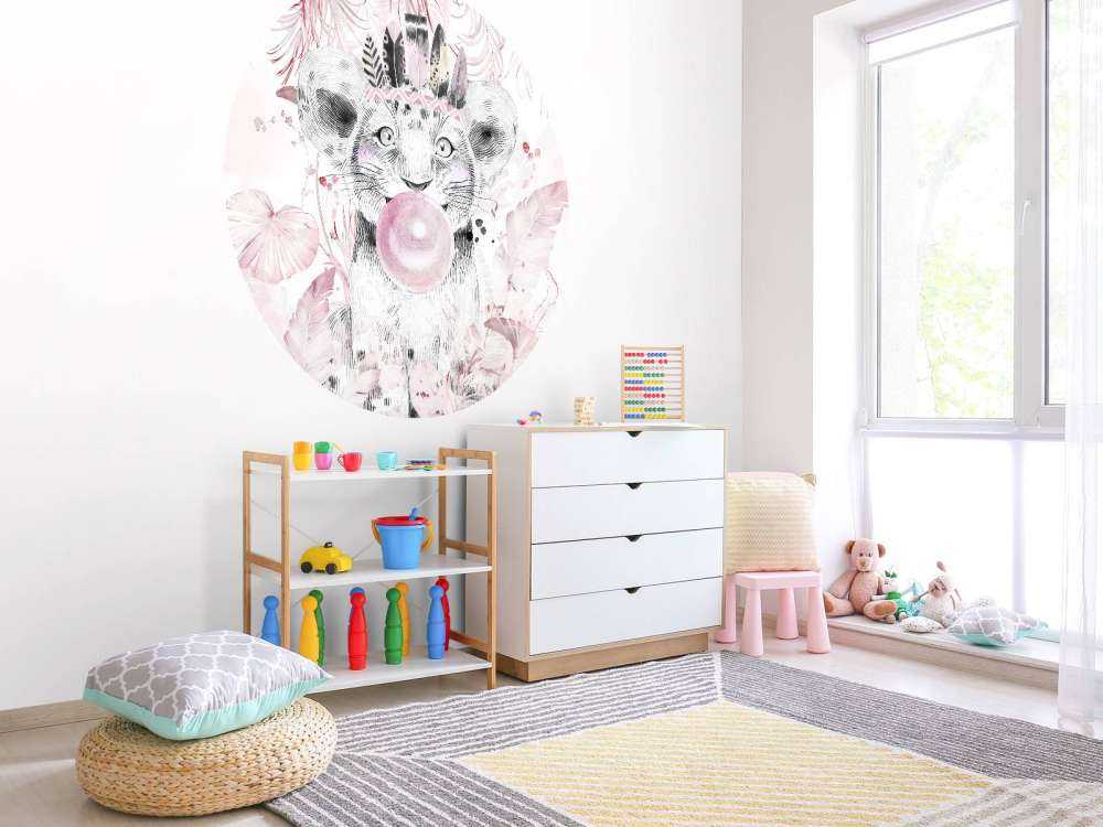 Spielerischer Welpe und rosa Träume