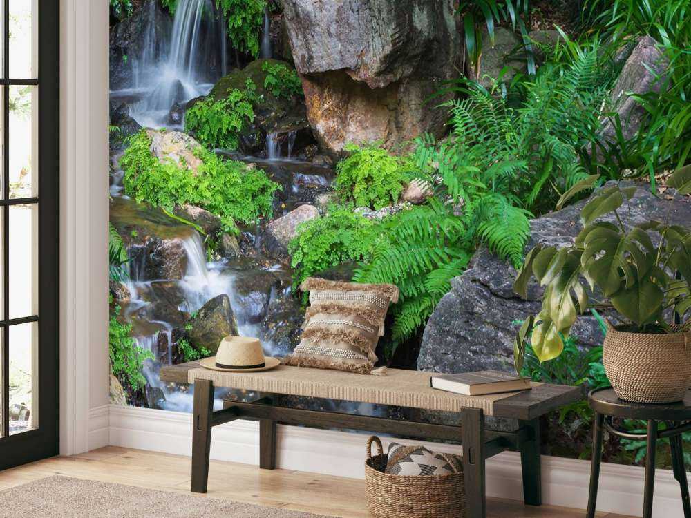 Wasserfall mit tropischen Pflanzen