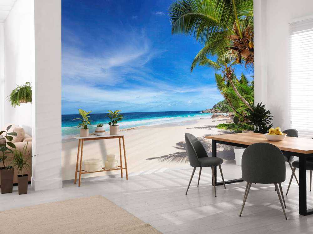 Tropischer Strand mit Palme