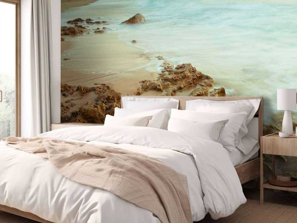 Ruhiger Strand mit Felsen