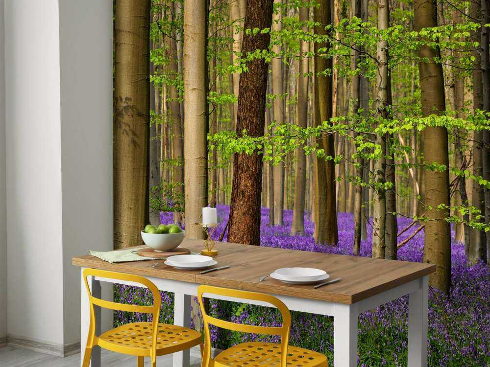 Wald mit lila Blumen