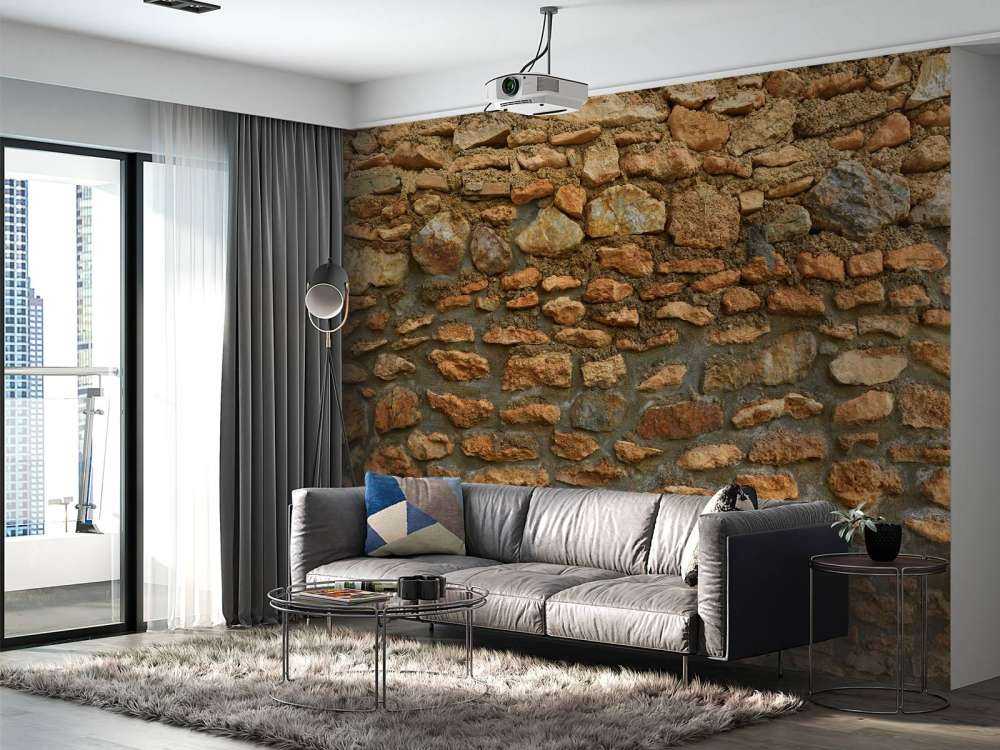 Große Wand mit Rohsteinen in verschiedenen Größen