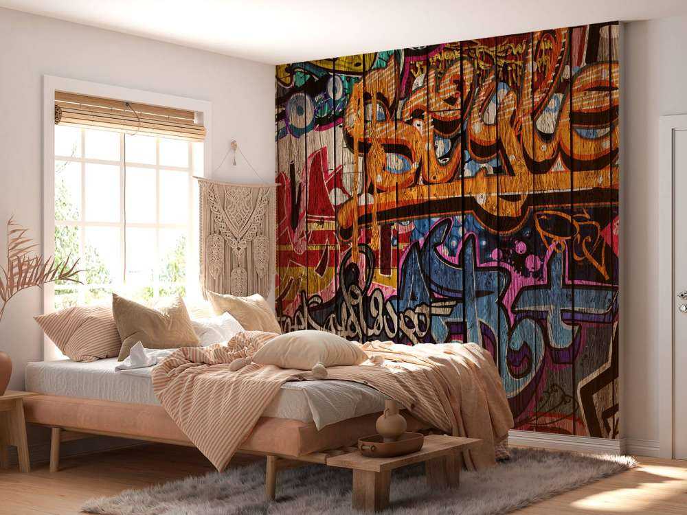 Graffiti mit Buchstaben auf Holz