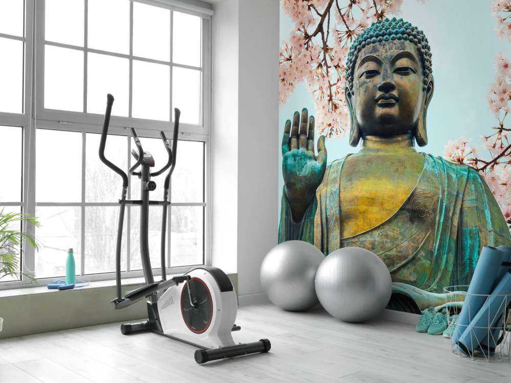 Buddha umgeben mit Kirschblüten