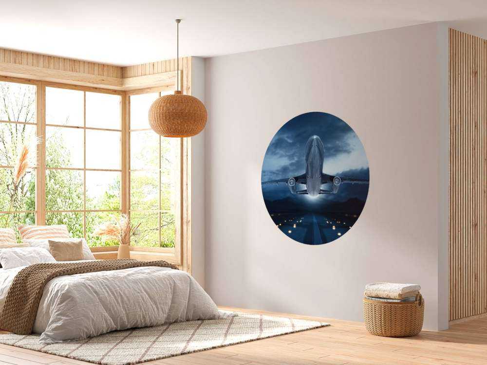Aufsteigende Ebene mit dunklem Himmel