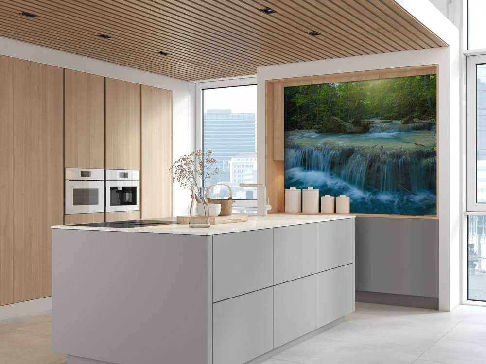 Schöner tiefer Wasserfall