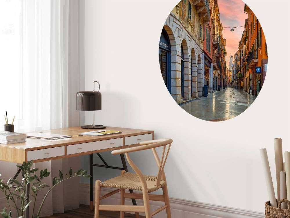 Einkaufsstraße bei Sonnenaufgang