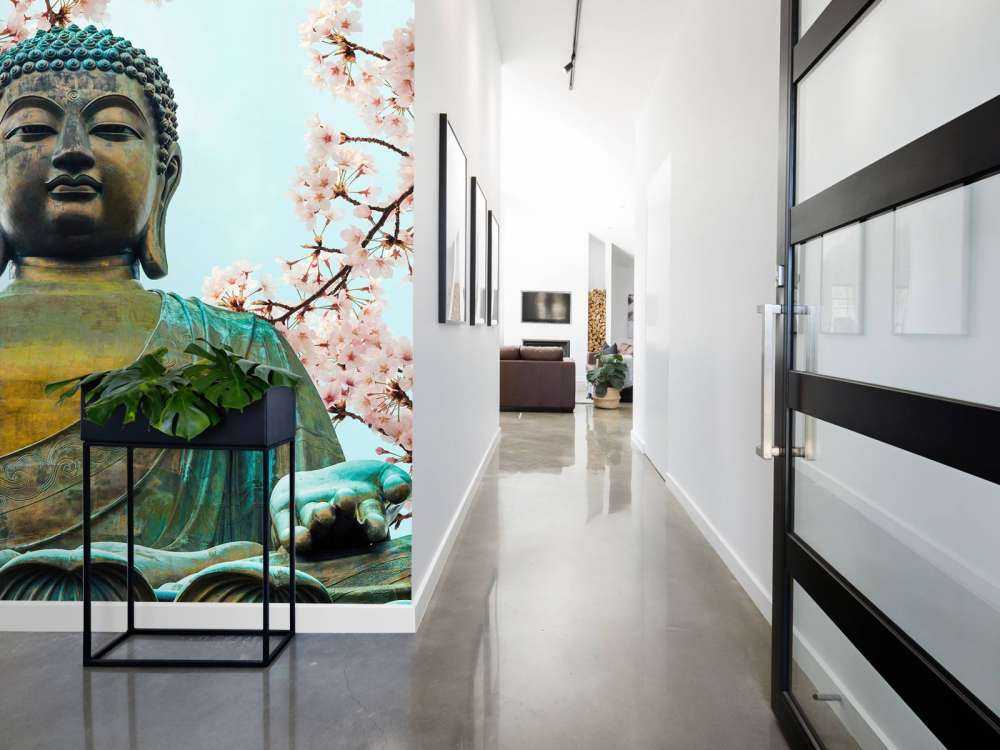 Buddha umgeben mit Kirschblüten